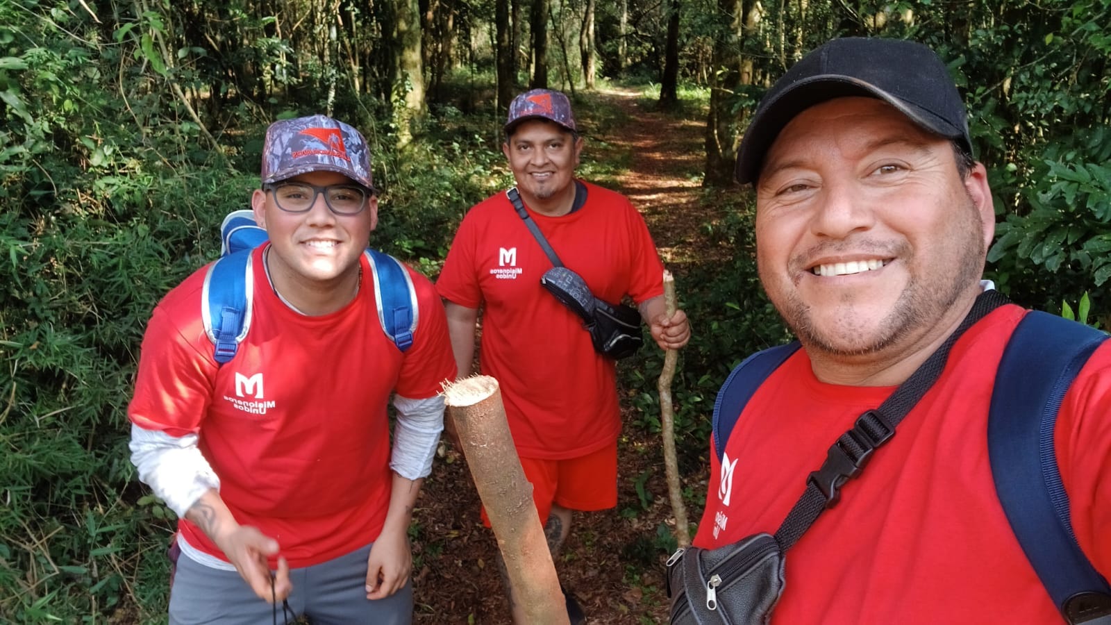 Voluntarios organizando donaciones