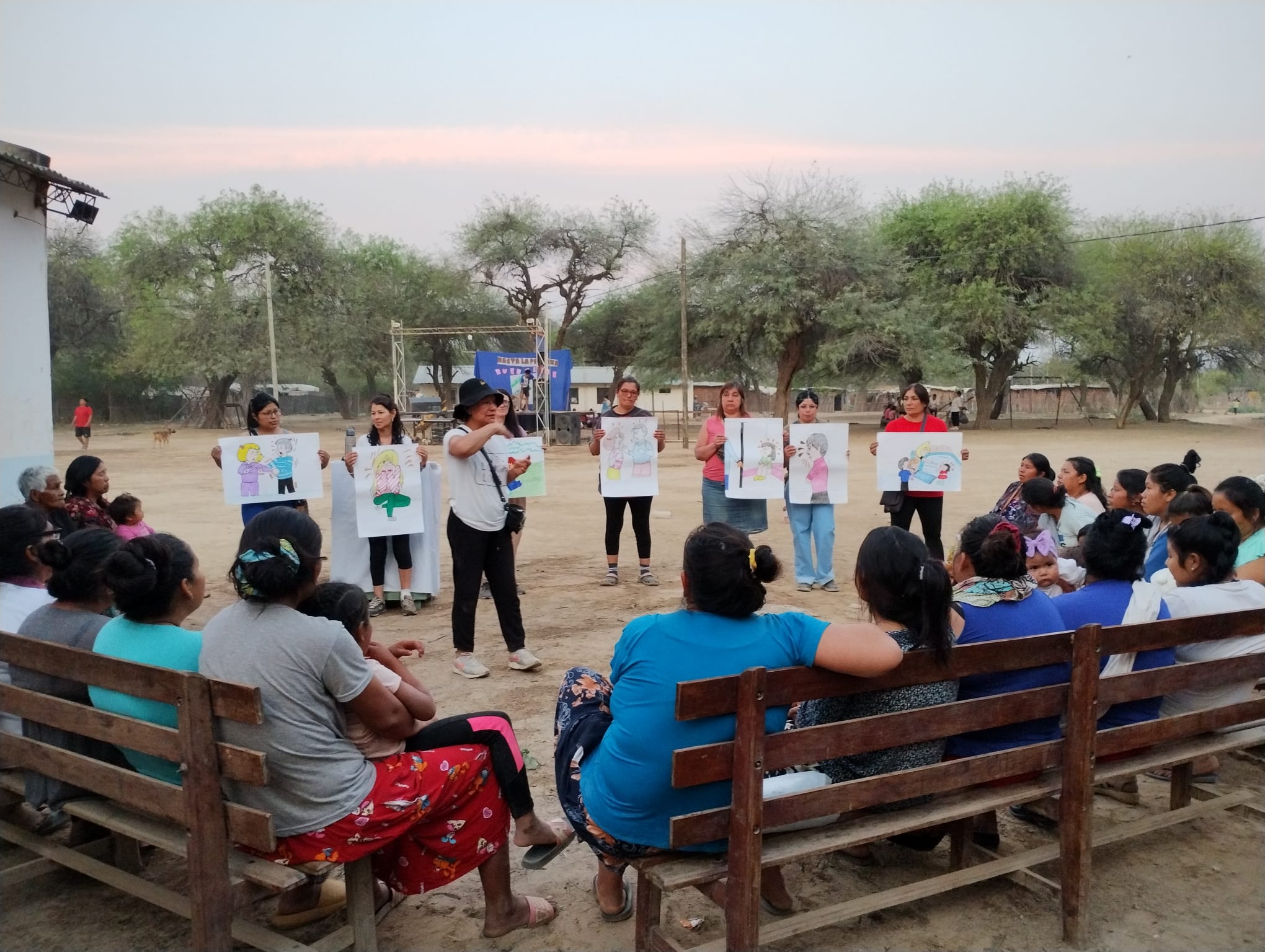 Voluntarios brindando ayuda social